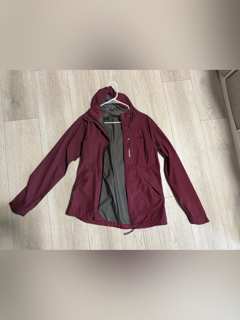 The North Face Women's rain Jacket in Burgundy